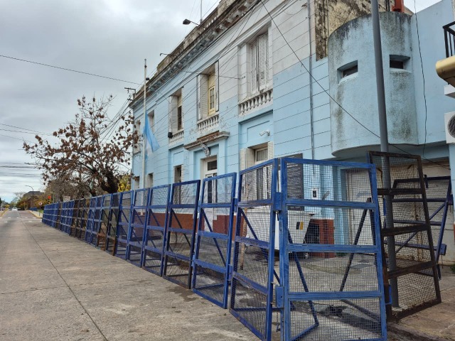Volvieron a colocar el vallado en la Comisar�a Primera